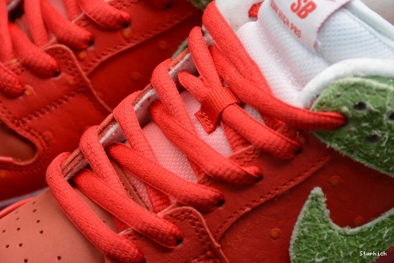 low"strawberry SB CW7093-601 cough" Dunk Nike 0108